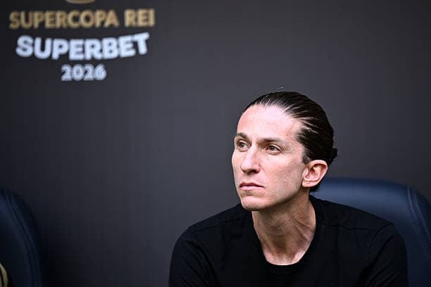 Mercato - Filipe Luis en passe de devenir le nouveau coach de l'AS Monaco - wiwsport BRASILIA, BRAZIL - FEBRUARY 1: Filipe Luís, coach of Flamengo, looks on during a 2026 Brazilian Super Cup match between Flamengo and Corinthians at Estadio Mané Garrincha on February 1, 2026, in Brasília, Brazil. (Photo by Ton Molina/Getty Images)