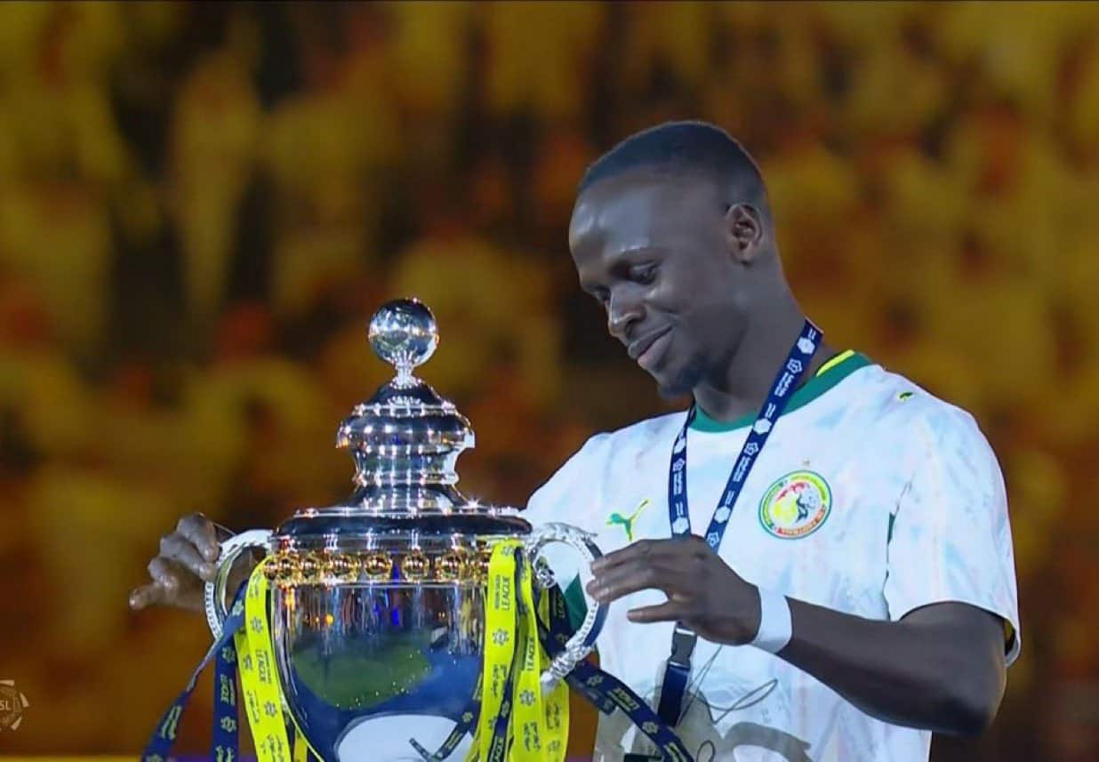 Saudi Pro League : Sadio Mané célèbre le titre d'Al-Nassr avec le maillot du Sénégal - wiwsport Saudi Pro League : Sadio Mané célèbre le titre d'Al-Nassr avec le maillot du Sénégal - wiwsport