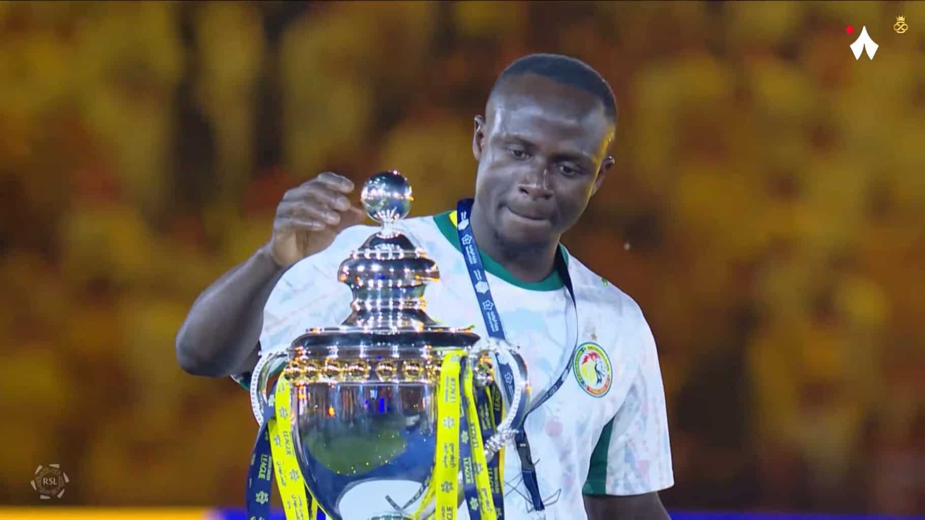 Saudi Pro League : Sadio Mané célèbre le titre d'Al-Nassr avec le maillot du Sénégal - wiwsport Saudi Pro League : Sadio Mané célèbre le titre d'Al-Nassr avec le maillot du Sénégal - wiwsport