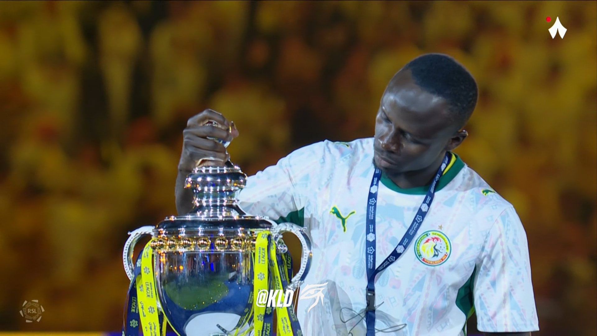 Saudi Pro League : Sadio Mané célèbre le titre d'Al-Nassr avec le maillot du Sénégal - wiwsport Saudi Pro League : Sadio Mané célèbre le titre d'Al-Nassr avec le maillot du Sénégal - wiwsport