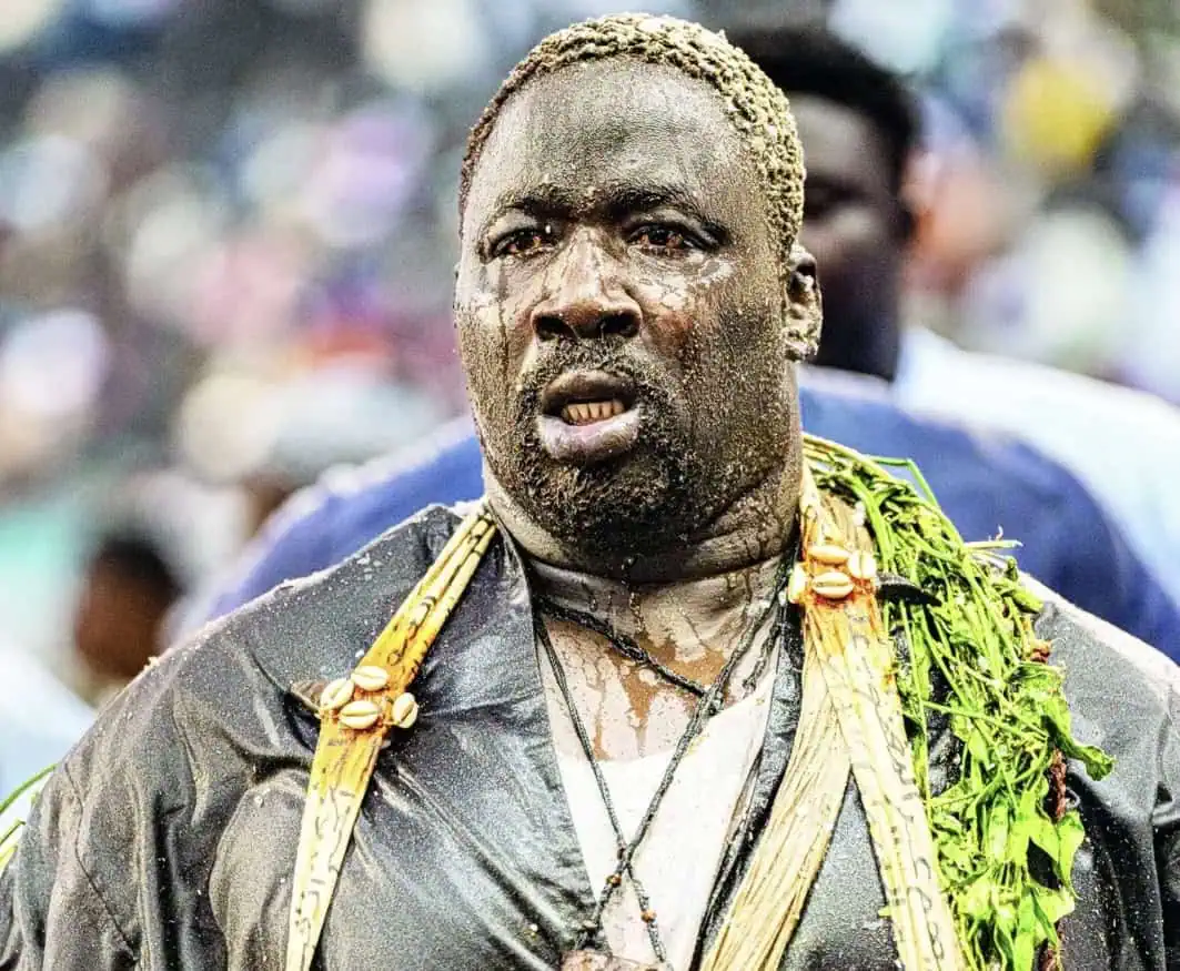 Gris Bordeaux s’autoproclame Empereur des Arènes : « Je remercie tous mes supporters pour leur mobilisation lors de mon combat royal qui m'a promu empereur de la lutte sénégalaise » - wiwsport Gris Bordeaux s’autoproclame Empereur des Arènes : « Je remercie tous mes supporters pour leur mobilisation lors de mon combat royal qui m'a promu empereur de la lutte sénégalaise » - wiwsport