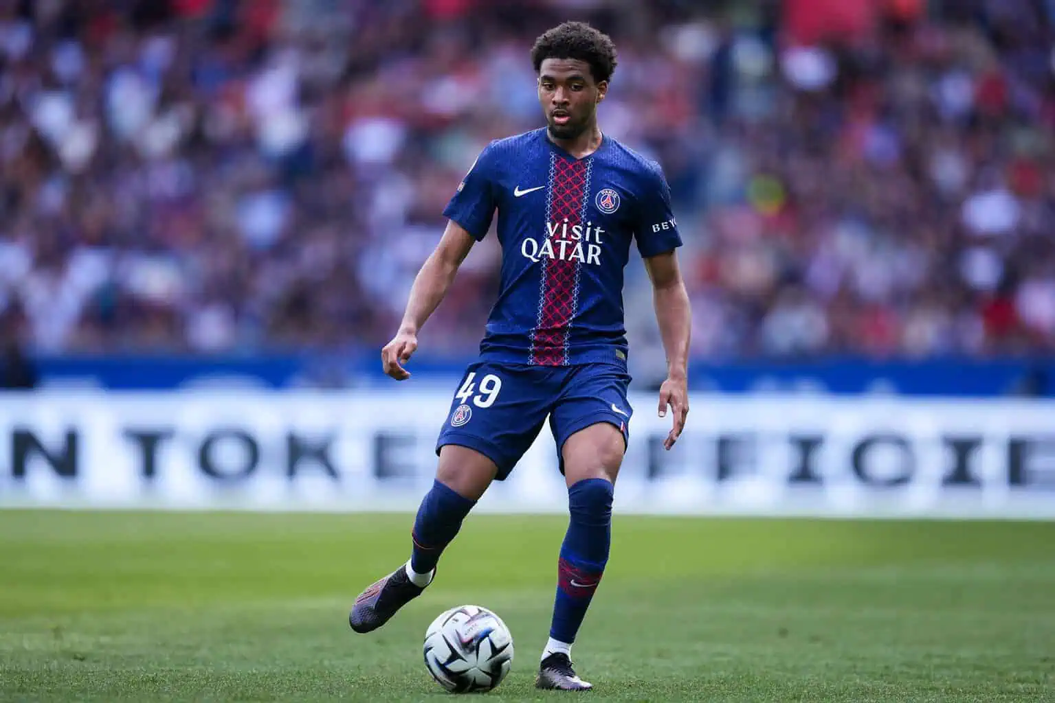 Foot : Ibrahim Mbaye remporte encore la Ligue des Champions avec le PSG - wiwsport PARIS, FRANCE - MAY 02: Ibrahim Mbaye of PSG controls the ball during the Ligue 1 McDonald's match between Paris Saint-Germain and FC Lorient at Parc des Princes on May 02, 2026 in Paris, France. (Photo by Franco Arland/Getty Images)