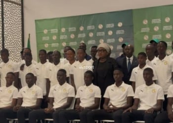 CAN U17 Maroc 2026 : les Lionceaux reçoivent le drapeau national lors de la cérémonie de présentation du trophée des U15 au stade Léopold Sédar Senghor - wiwsport