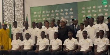 CAN U17 Maroc 2026 : les Lionceaux reçoivent le drapeau national lors de la cérémonie de présentation du trophée des U15 au stade Léopold Sédar Senghor - wiwsport