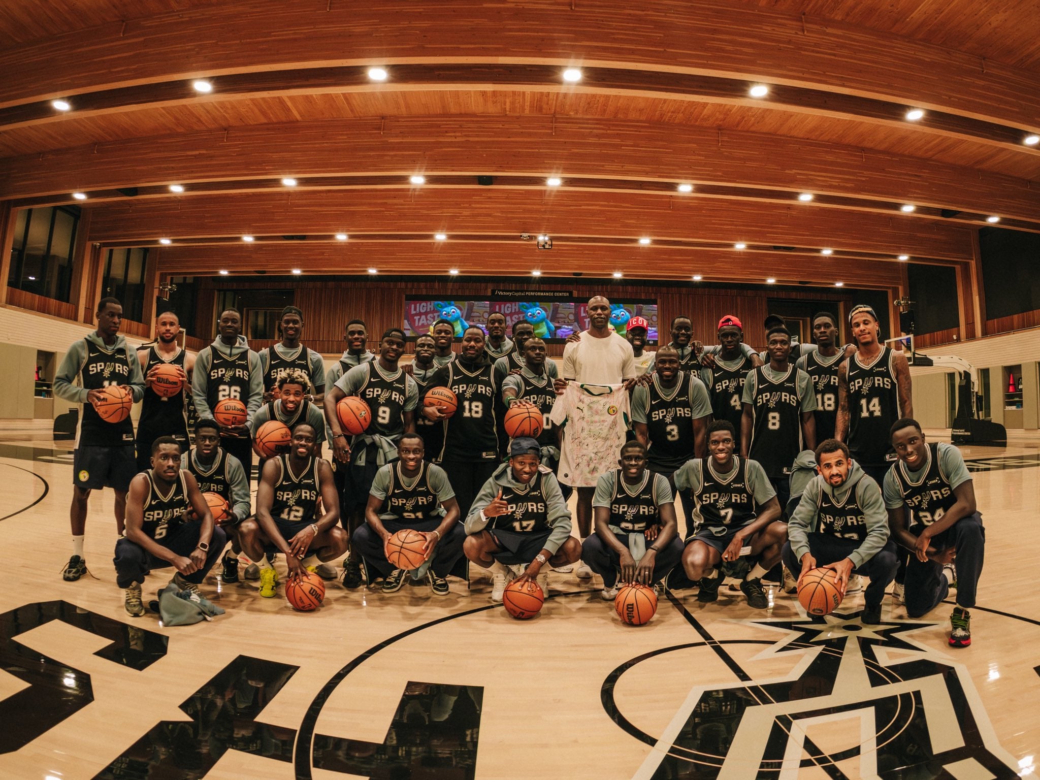 Mondial 2026 : Les Lions posent leurs valises à San Antonio, Gorgui Sy Dieng leur ouvre les portes des Spurs - wiwsport Mondial 2026 : Les Lions posent leurs valises à San Antonio, Gorgui Sy Dieng leur ouvre les portes des Spurs - wiwsport