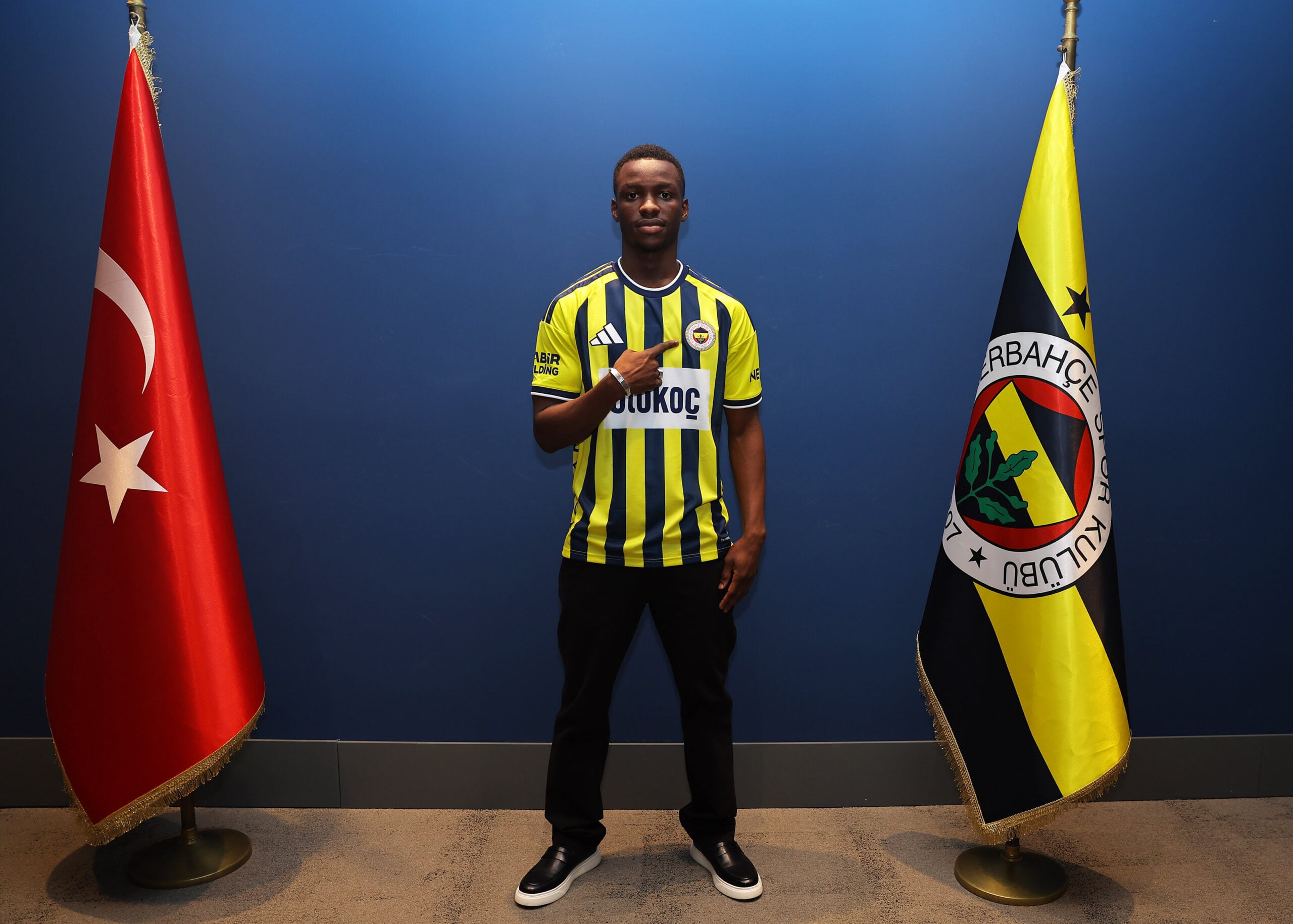 Mercato : Amara Diouf s’engage officiellement pour cinq ans avec Fenerbahçe - wiwsport Mercato : Amara Diouf s’engage officiellement pour cinq ans avec Fenerbahçe - wiwsport