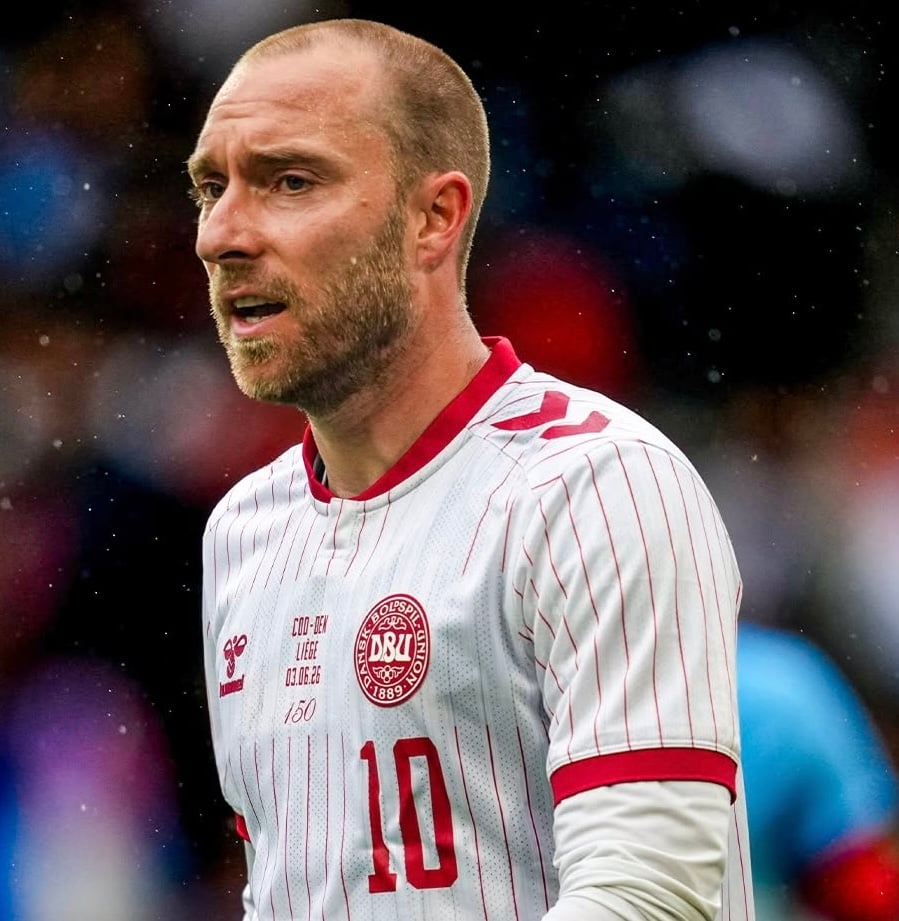 Foot : Christian Eriksen s’effondre encore sur un terrain, le match Danemark - Ukraine arrêté - wiwsport Foot : Christian Eriksen s’effondre encore sur un terrain, le match Danemark - Ukraine arrêté - wiwsport