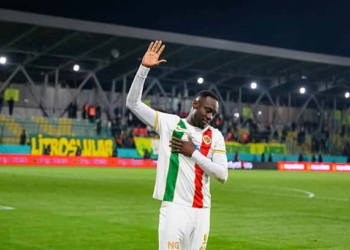 Amedspor's Senegalese Forward #45 Mbaye Diagne acknowledges the crowd during the Trendyol League football match between Amedspor and Esenler Erokspor at the Esenler Erokspor Stadium, in the Esenler district of Istanbul, on April 9, 2026. Amedspor, a club from Diyarbakir, the "capital" of Turkey's predominantly Kurdish southeast, can secure promotion to the first division on May 2, 2026, an unprecedented prospect that has sparked a wave of enthusiasm among the country's millions of Kurds. (Photo by Yasin AKGUL / AFP via Getty Images)