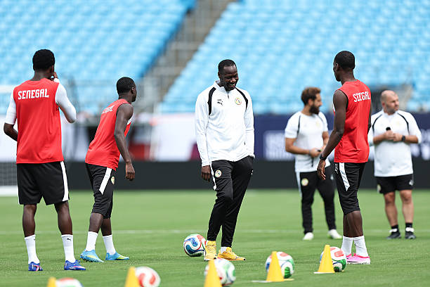 France/Sénégal - Pape Thiaw : "Tout le groupe (Koulibaly et Gana) est à ma disposition pour demain" - wiwsport CHARLOTTE, NORTH CAROLINA - MAY 30: (C) Head coach Pape Thiaw of Senegal attends the training session one day ahead of the friendly match between Senegal and United States at Bank of America Stadium on May 30, 2026 in Charlotte, North Carolina. (Photo by Omar Vega/Getty Images)