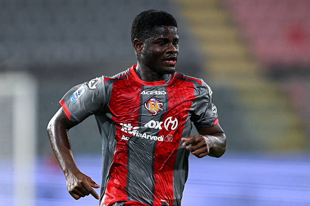 CREMONA, ITALY - OCTOBER 25: Mikayil Faye of Cremonese in action during the Serie A match between US Cremonese and Atalanta BC at Stadio Giovanni Zini on October 25, 2025 in Cremona, Italy. (Photo by Image Photo Agency/Getty Images)