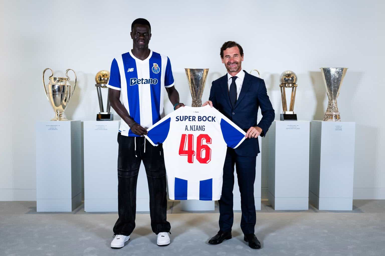 FC Porto : Les premiers mots de Mame Alassane Niang après sa signature : « Marquer des buts, c’est ma spécialité » - wiwsport FC Porto : Les premiers mots de Mame Alassane Niang après sa signature : « Marquer des buts, c’est ma spécialité » - wiwsport