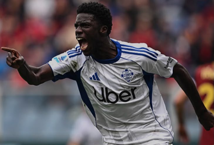 Mercato : Everton s’intéresse à Assane Diao - wiwsport Genoa CFC v Como 1907 - Serie A
GENOA, ITALY - APRIL 26: Assane Diao of Como celebrates his goal during the Serie A match between Genoa CFC and Como 1907 at Luigi Ferraris Stadium on April 26, 2026 in Genoa, Italy. (Photo by Image Photo Agency/Getty Images)