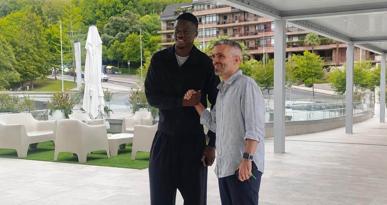 Mercato : Mamadou Sarr est arrivé au Pays basque pour sa signature à la Real Sociedad - wiwsport Mercato : Mamadou Sarr est arrivé au Pays basque pour sa signature à la Real Sociedad - wiwsport