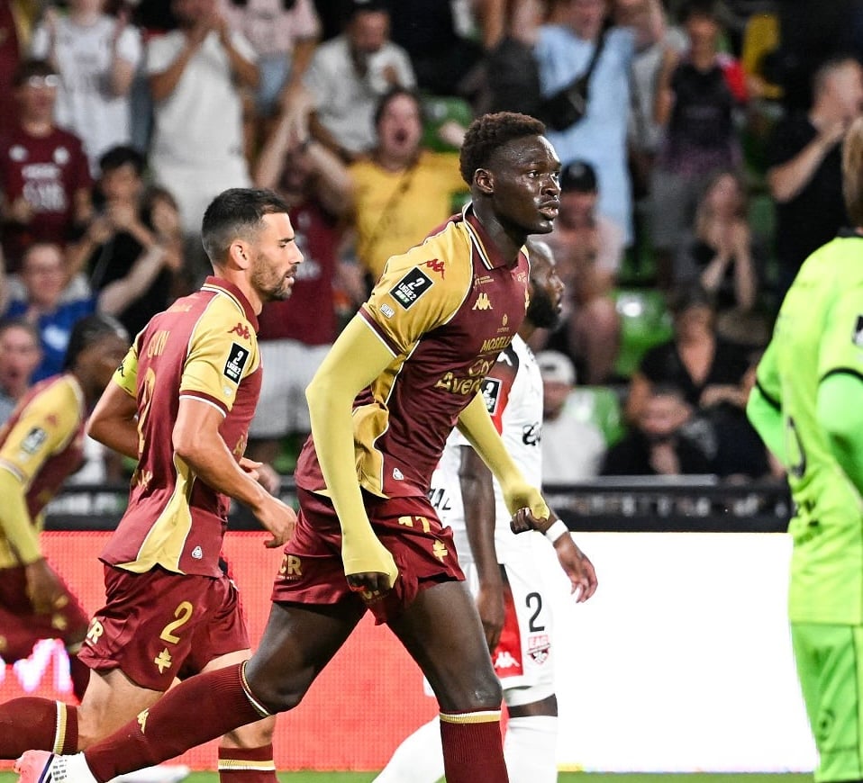 Ligue 2 : Metz lance sa saison par une victoire contre Guingamp, Pape Moussa Fall déjà buteur - wiwsport Pape Moussa Fall of Metz celebrate after scores during the Ligue 2 BKT match between Metz and Guingamp at Stade Saint-Symphorien on August 8, 2026 in Metz, France. (Photo by Christophe Saidi/Icon Sport via Getty Images)