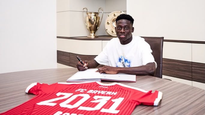 Bara Sapoko Ndiaye s’engage officiellement avec le Bayern Munich jusqu’en 2031 - wiwsport Bara Sapoko Ndiaye s’engage officiellement avec le Bayern Munich jusqu’en 2031 - wiwsport