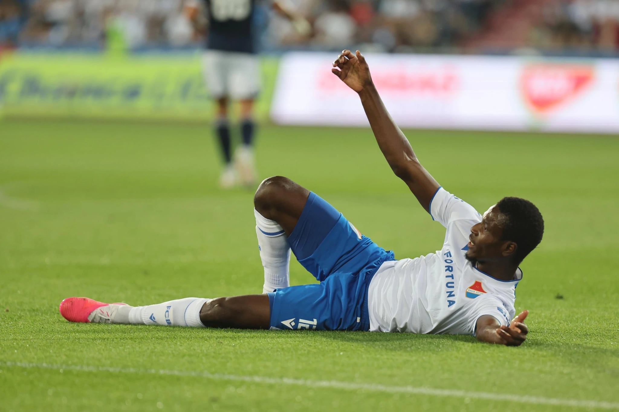 Des images terribles : L'attaquant sénégalais Abdallah Gning victime d'une grave blessure avec le FC Baník Ostrava - wiwsport Des images terribles : L'attaquant sénégalais Abdallah Gning victime d'une grave blessure avec le FC Baník Ostrava - wiwsport
