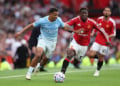 Premier League : En infériorité numérique, Manchester City s’impose contre Manchester United - wiwsport MANCHESTER, ENGLAND - SEPTEMBER 13: Iliman Ndiaye of Manchester City battles for possession with Kobbie Mainoo of Manchester United during the Premier League 2026/27 match between Manchester United and Manchester City at Old Trafford on September 13, 2026 in Manchester, England. (Photo by Alex Livesey - Danehouse/Getty Images)