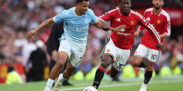 Premier League : En infériorité numérique, Manchester City s’impose contre Manchester United - wiwsport MANCHESTER, ENGLAND - SEPTEMBER 13: Iliman Ndiaye of Manchester City battles for possession with Kobbie Mainoo of Manchester United during the Premier League 2026/27 match between Manchester United and Manchester City at Old Trafford on September 13, 2026 in Manchester, England. (Photo by Alex Livesey - Danehouse/Getty Images)