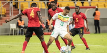 Éliminatoires CAN 2027 - Sénégal/Mozambique : Un trio libyen au sifflet de la rencontre de ce vendredi - wiwsport Senegal's Iliman Ndiaye (2nd R) is tackled by Mozambique's Amadu (L) during the 2023 Africa Cup of Nations (CHAN) Group L qualifier match between Senegal and Mozambique at Stade Me Abdoulaye Wade in Dakar on March 24, 2023. (Photo by John Wessels / AFP) (Photo by JOHN WESSELS/AFP via Getty Images)