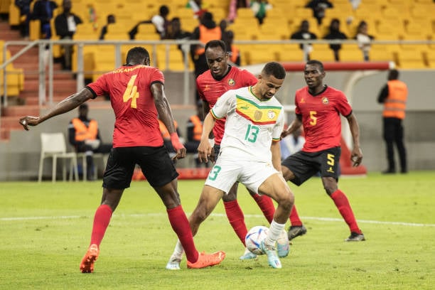 Éliminatoires CAN 2027 - Sénégal/Mozambique : Un trio libyen au sifflet de la rencontre de ce vendredi - wiwsport Senegal's Iliman Ndiaye (2nd R) is tackled by Mozambique's Amadu (L) during the 2023 Africa Cup of Nations (CHAN) Group L qualifier match between Senegal and Mozambique at Stade Me Abdoulaye Wade in Dakar on March 24, 2023. (Photo by John Wessels / AFP) (Photo by JOHN WESSELS/AFP via Getty Images)