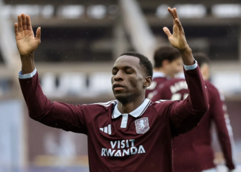 Premier League : Aston Villa fait tomber le leader Manchester City grâce à un Nicolas Jackson en feu auteur d’un doublé ! - wiwsport Premier League : Aston Villa fait tomber le leader Manchester City grâce à un Nicolas Jackson en feu auteur d’un doublé !