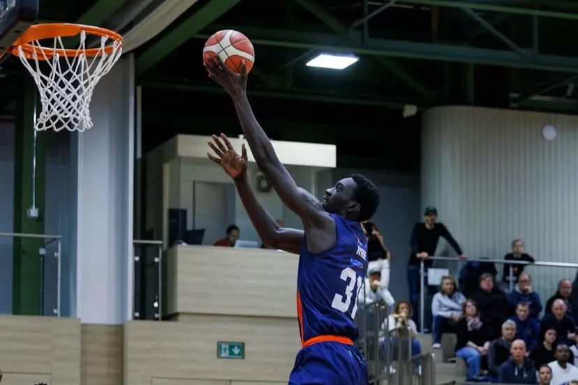 Suisse : Amadou Wade signe un double-double malgré la défaite de Nyon (85-75) - wiwsport Suisse : Amadou Wade signe un double-double malgré la défaite de Nyon (85-75) - wiwsport