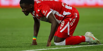 Ligue Conférence - Bamba Dieng et l’Étoile Rouge battus sur la pelouse de Lugano (2-3) - wiwsport BELGRADE, SERBIA - SEPTEMBER 06: Bamba Dieng of Crvena Zvezda reacts during the Super league season 2026/2027 match between Crvena Zvezda and Partizan at Rajko Mitic Stadium on September 06, 2026 in Belgrade, Serbia. (Photo by Srdjan Stevanovic/Getty Images)