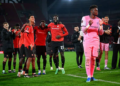 Ligue Europa - Victoire renversante de Rennes face à l'OFI Crète avec Boulaye Dia et Issa Soumaré (2-1) - wiwsport Rennes' players celebrate their team's victory at the end of the UEFA Europa League, league phase matchday 2, football match between Stade Rennais and OFI Crete at the Roazhon Park in Rennes, western France on October 15, 2026. (Photo by Loic VENANCE / AFP via Getty Images)