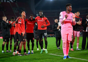 Rennes' players celebrate their team's victory at the end of the UEFA Europa League, league phase matchday 2, football match between Stade Rennais and OFI Crete at the Roazhon Park in Rennes, western France on October 15, 2026. (Photo by Loic VENANCE / AFP via Getty Images)