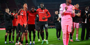 Ligue Europa - Victoire renversante de Rennes face à l'OFI Crète avec Boulaye Dia et Issa Soumaré (2-1) - wiwsport Rennes' players celebrate their team's victory at the end of the UEFA Europa League, league phase matchday 2, football match between Stade Rennais and OFI Crete at the Roazhon Park in Rennes, western France on October 15, 2026. (Photo by Loic VENANCE / AFP via Getty Images)