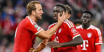Ligue des Champions - Le Bayern Munich de Bara Sapoko et Arsenal se quittent sur un nul (2-2) - wiwsport Munich, Germany - October 21: Harry Kane of FC Bayern München and Dayot Upamecano of FC Bayern München gestures during the UEFA Champions League 2026/2027 match between Bayern München and Arsenal at Fußball Arena München on October 21, 2026 in Munich, Germany. (Photo by Harry Langer/DeFodi Images/DeFodi via Getty Images)