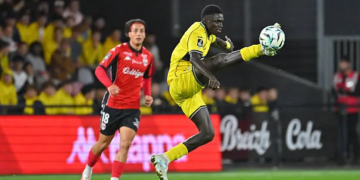 Ligue 2 - Pau FC s'offre l'EA Guingamp avec un but de Cheikh Fall ! (2-1) - wiwsport Cheikh Fall of Pau FC during Ligue 2 BKT match between Guingamp and Pau at Stade du Roudourou on October 16, 2026 in Guingamp, France. (Photo by Federico Pestellini/Icon Sport via Getty Images)