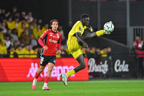 Ligue 2 - Pau FC s'offre l'EA Guingamp avec un but de Cheikh Fall ! (2-1) - wiwsport Cheikh Fall of Pau FC during Ligue 2 BKT match between Guingamp and Pau at Stade du Roudourou on October 16, 2026 in Guingamp, France. (Photo by Federico Pestellini/Icon Sport via Getty Images)