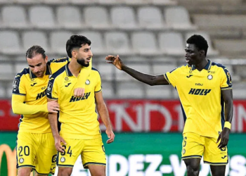 Julien Anziani of Pau FC, Rayan TOUZGHAR of Pau and Cheikh FALL of Pau celebrate after scores during the Ligue 2 BKT match between Rennes and Pau at Stade Auguste Delaune on May 9, 2026 in Reims, France. (Photo by Anthony Bibard/FEP/Icon Sport via Getty Images)