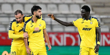Ligue 2 - Cheikh Fall ouvre le score face à Guingamp, Pau FC mène par 2-0 à la pause ! - wiwsport Julien Anziani of Pau FC, Rayan TOUZGHAR of Pau and Cheikh FALL of Pau celebrate after scores during the Ligue 2 BKT match between Rennes and Pau at Stade Auguste Delaune on May 9, 2026 in Reims, France. (Photo by Anthony Bibard/FEP/Icon Sport via Getty Images)