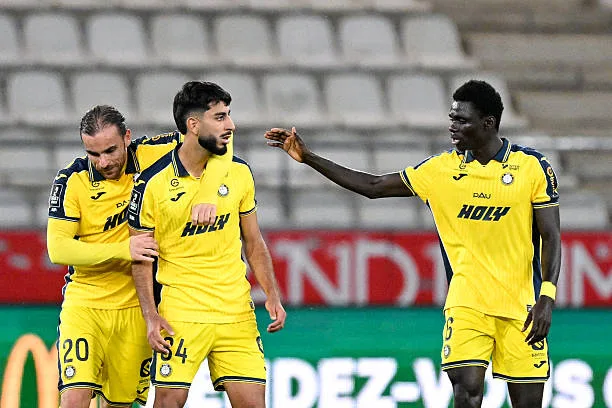Ligue 2 - Cheikh Fall ouvre le score face à Guingamp, Pau FC mène par 2-0 à la pause ! - wiwsport Julien Anziani of Pau FC, Rayan TOUZGHAR of Pau and Cheikh FALL of Pau celebrate after scores during the Ligue 2 BKT match between Rennes and Pau at Stade Auguste Delaune on May 9, 2026 in Reims, France. (Photo by Anthony Bibard/FEP/Icon Sport via Getty Images)