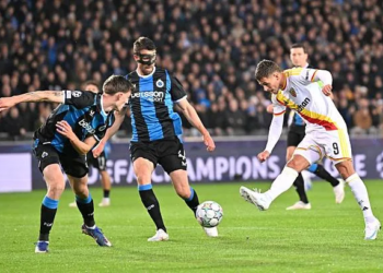 Ligue des Champions - Lens coule au Club Brugge de Mamadou Diakhon (0-3) - wiwsport BRUGGE, BELGIUM - OCTOBER 21 : Spileers Jorne defender of Club Brugge, Mechele Brandon defender of Club Brugge, Hazard Thorgan Forward of RC Lens during the UEFA Champions League 2026/27 League Phase matchday 3 match between Club Brugge and RC Lens on October 21, 2026 in Brugge, Belgium, 21/10/2026 ( Photo by Jan De Meuleneir / Photonews via Getty Images)