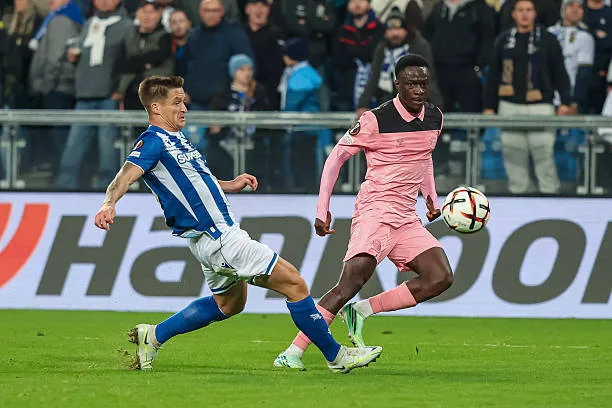 Ligue Europa - Habib Diarra et Sunderland accrochés à Lech Poznan (1-1) - wiwsport POZNAN, POLAND - OCTOBER 22: Radoslaw Murawski of Lech Poznan and Habib Diarra of Sunderland AFC compete for the ball during the UEFA Europa League 2026/27 League Phase MD3 match between KKS Lech Poznan and Sunderland AFC at Poznan Stadium on October 22, 2026 in Poznan, Poland. (Photo by Pawel Jaskolka/PressFocus/MB Media/Getty Images)