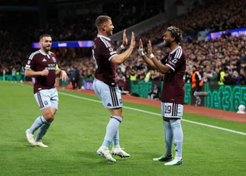 Ligue des Champions - Ibrahim Mbaye passeur décisif pour l'ouverture du score face à Viking (1-0) - wiwsport BIRMINGHAM, ENGLAND - OCTOBER 21: Ross Barkley of Aston Villa celebrates scoring his team’s first goal with Ibrahim Mbaye during the UEFA Champions League 2026/27 League Phase MD3 match between Aston Villa FC and Viking FK at Villa Park on October 21, 2026 in Birmingham, England. (Photo by Richard Heathcote/Getty Images)
