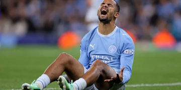 Ligue des Champions - City coule à domicile face au PSG (2-4) avec une passe décisive d'Iliman Ndiaye - wiwsport MANCHESTER, ENGLAND - OCTOBER 14: Iliman Ndiaye of Manchester City reacts during the UEFA Champions League 2026/27 League Phase MD2 match between Manchester City and Paris Saint-Germain at City of Manchester Stadium on October 14, 2026 in Manchester, England. (Photo by James Gill - Danehouse/Getty Images)