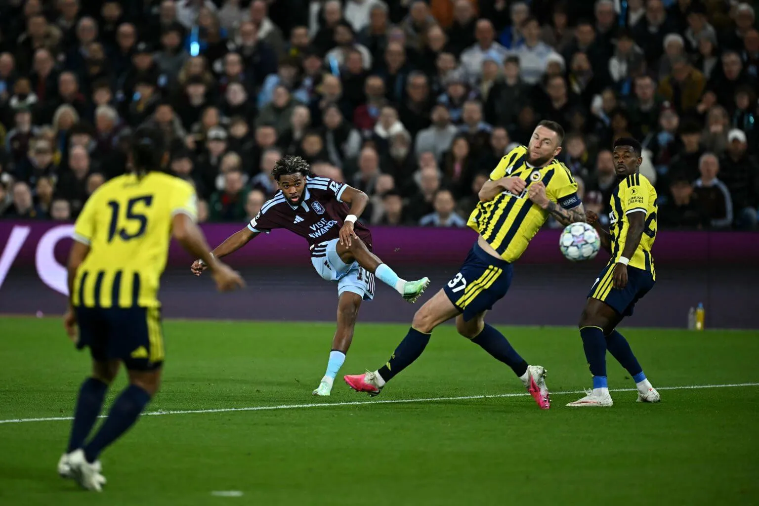 Ross Barkley élogieux envers Ibrahim Mbaye : “J’ai pu le voir dès le premier jour (…) Ibrahim n’a que 18 ans, mais il a tellement de qualités…” - wiwsport Ross Barkley élogieux envers Ibrahim Mbaye : “J’ai pu le voir dès le premier jour (…) Ibrahim n’a que 18 ans, mais il a tellement de qualités…” - wiwsport