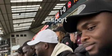 Premier League : Modou Lô, Franc et Petit Lô ont assisté au récital de Nicolas Jackson à Villa Park ! - wiwsport Premier League : Modou Lô, Franc et Petit Lô ont assisté au récital de Nicolas Jackson à Villa Park !