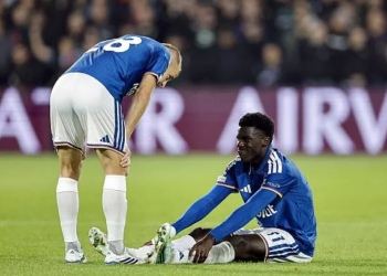 Ligue des Champions - Assane Diao ouvre le score pour Côme avant de sortir sur blessure ! - wiwsport ROTTERDAM - (lr) Ivan Smoli of Como 1907, Assane Diao of Como 1907 injured during the UEFA Champions League match between Feyenoord and Como 1907 at De Kuip Stadium on October 14, 2026 in Rotterdam, the Netherlands. BART STOUTJESDIJK / ANP (Photo by ANP via Getty Images)