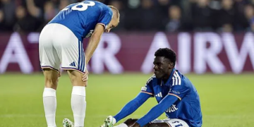 Ligue des Champions - Assane Diao ouvre le score pour Côme avant de sortir sur blessure ! - wiwsport ROTTERDAM - (lr) Ivan Smoli of Como 1907, Assane Diao of Como 1907 injured during the UEFA Champions League match between Feyenoord and Como 1907 at De Kuip Stadium on October 14, 2026 in Rotterdam, the Netherlands. BART STOUTJESDIJK / ANP (Photo by ANP via Getty Images)
