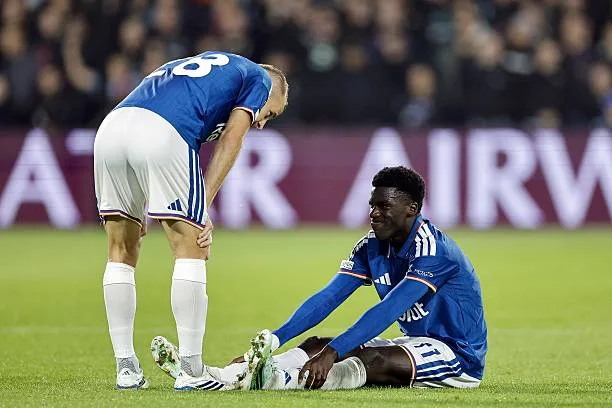 Ligue des Champions - Assane Diao ouvre le score pour Côme avant de sortir sur blessure ! - wiwsport ROTTERDAM - (lr) Ivan Smoli of Como 1907, Assane Diao of Como 1907 injured during the UEFA Champions League match between Feyenoord and Como 1907 at De Kuip Stadium on October 14, 2026 in Rotterdam, the Netherlands. BART STOUTJESDIJK / ANP (Photo by ANP via Getty Images)