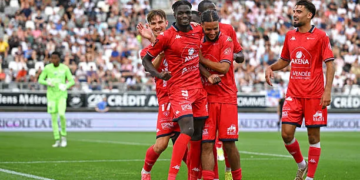 Mansour Samb inscrit son 8e but de la saison, La Roche renversée à Caen ! - wiwsport Mansour SAMB of La Roche and your teammates celebrate after scores during the Ligue 3 Betclic match between Amiens and La Roche-sur-Yon on August 14, 2026 at Stade de la Licorne in Amiens, France. (Photo by Baptiste Fernandez/Icon Sport via Getty Images)
