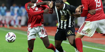 Ligue 1 : Pathé Mboup, buteur et passeur, et le Stade Brestois cartonnent Angers - wiwsport Angers's French defender #27 Lilian Raolisoa (C) vies with Brest's Senegalese forward #09 Pathe Mboup (L) and Brest's French forward #19 Ludovic Ajorque (R) during the French L1 football match between Stade Brestois 29 (Brest) and SCO Angers at the Stade Francis-Le-Ble in Brest, western France, on October 10, 2026. (Photo by Fred TANNEAU / AFP via Getty Images)