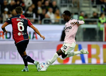 Serie A : Pape Matar Sarr et la Juventus sauvent le nul contre Cagliari de Paul Mendy, décisif - wiwsport CAGLIARI, ITALY - OCTOBER 11: Pape Matar Sarr of Juventus in action during the Serie A match between Cagliari Calcio and Juventus at Unipol Domus on October 11, 2026 in Cagliari, Italy. (Photo by Daniele Badolato - Juventus FC/Juventus FC via Getty Images)