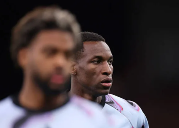 Ligue des Champions - Aston Villa : Nicolas Jackson et Ibrahim Mbaye titulaires face au Viking FK - wiwsport BIRMINGHAM, ENGLAND - OCTOBER 21: Nicolas Jackson of Aston Villa looks on during the warm up before the UEFA Champions League 2026/27 League Phase MD3 match between Aston Villa FC and Viking FK at Villa Park on October 21, 2026 in Birmingham, England. (Photo by Carl Recine/Getty Images)