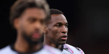 Ligue des Champions - Aston Villa : Nicolas Jackson et Ibrahim Mbaye titulaires face au Viking FK - wiwsport BIRMINGHAM, ENGLAND - OCTOBER 21: Nicolas Jackson of Aston Villa looks on during the warm up before the UEFA Champions League 2026/27 League Phase MD3 match between Aston Villa FC and Viking FK at Villa Park on October 21, 2026 in Birmingham, England. (Photo by Carl Recine/Getty Images)